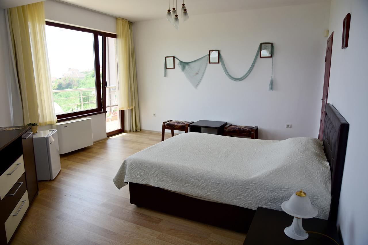 Guest Rooms Sea View Balchik Bagian luar foto