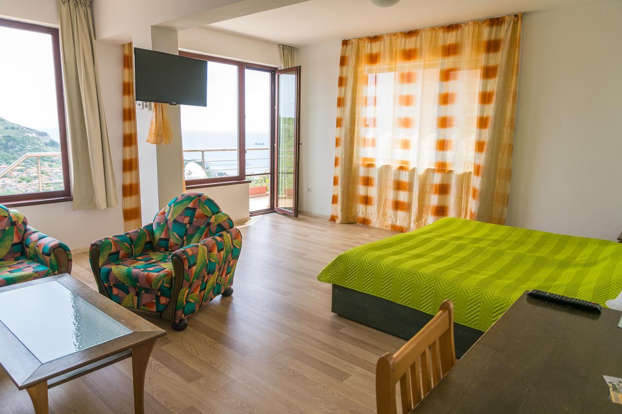 Guest Rooms Sea View Balchik Bagian luar foto
